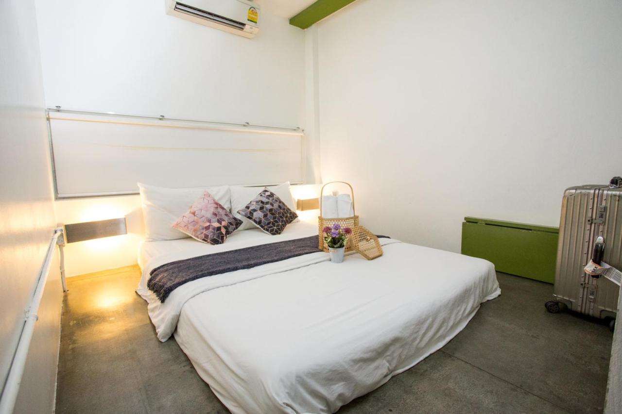 Qilombo Hostel Silom - Hq Бангкок Экстерьер фото