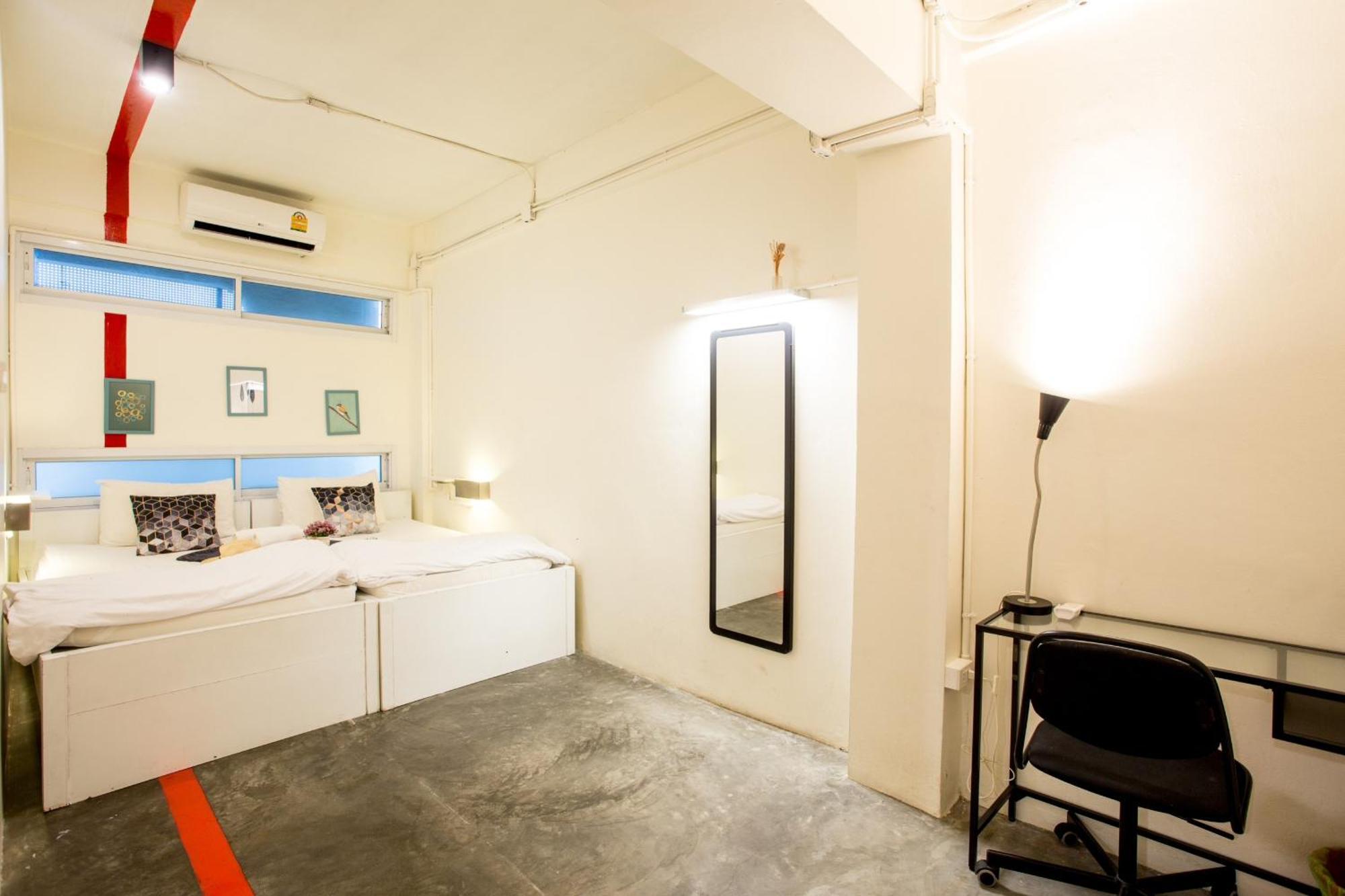 Qilombo Hostel Silom - Hq Бангкок Экстерьер фото
