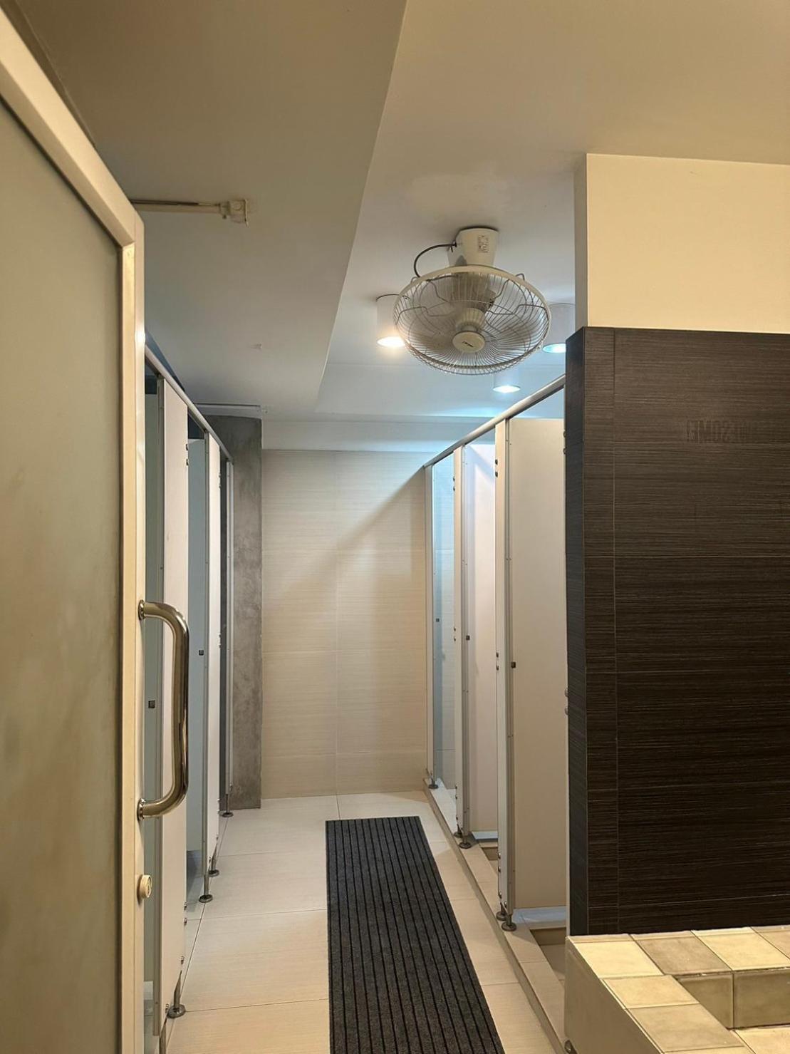 Qilombo Hostel Silom - Hq Бангкок Экстерьер фото